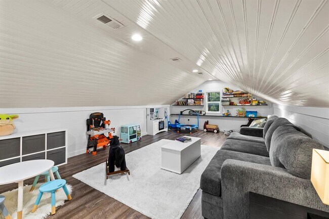 Building Photo - 706 Stow Dr