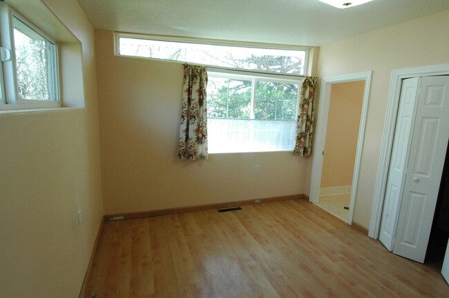 Building Photo - 2190 Lincoln Ln