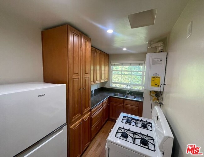 Building Photo - 128 S Palm Dr