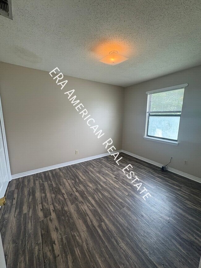 Building Photo - 520 Landview Dr