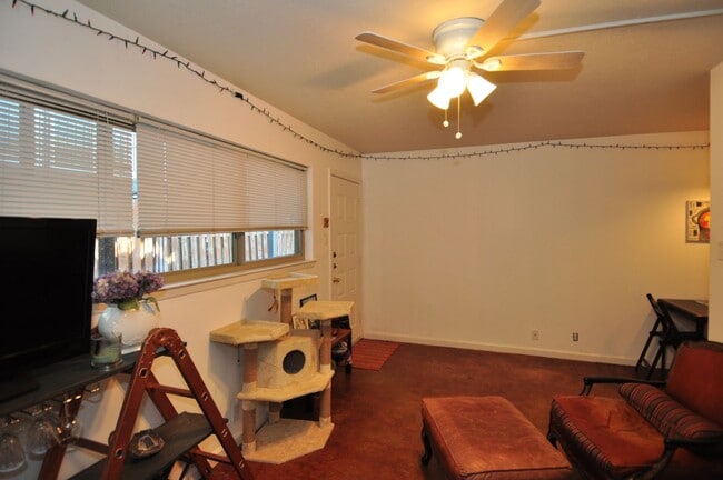 Building Photo - Wonderful 1 bedroom condo located at a wal...