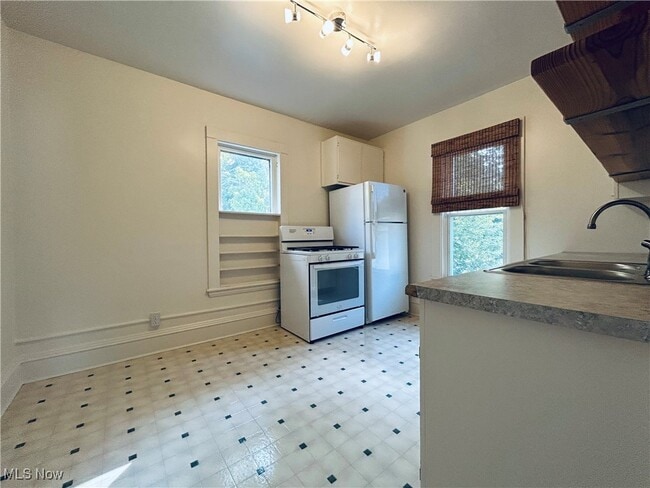Building Photo - 481 Longmere Dr