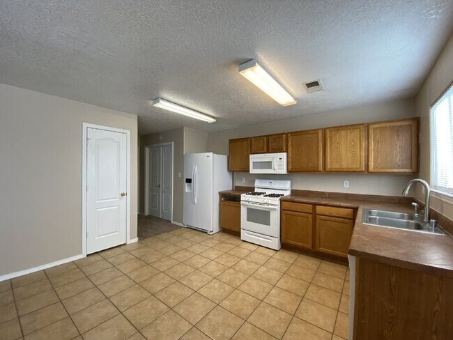 Building Photo - 2 Story - Master on Main Floor - Loft Upst...