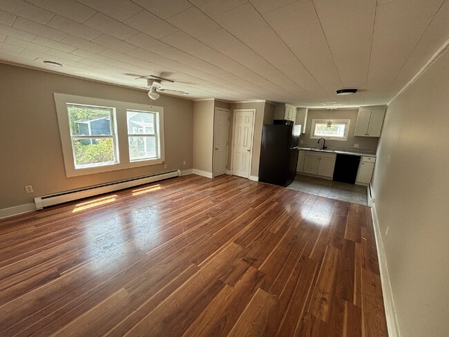 Building Photo - Charming 2BR Apartment with Heat Included – Convenient Springvale Location!