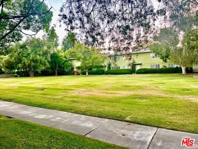 Building Photo - 5286 Village Green