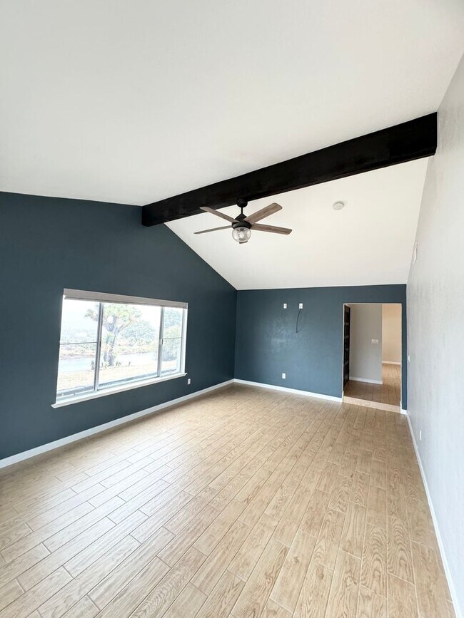 Building Photo - Great Views/3BED 2BATH/SOLAR/Move in ready