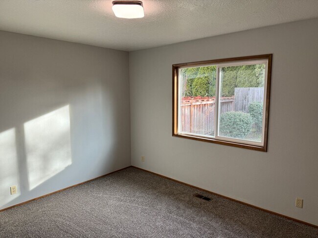 Building Photo - Beautifully updated 3 bedroom, 2 bath house in Eugene!