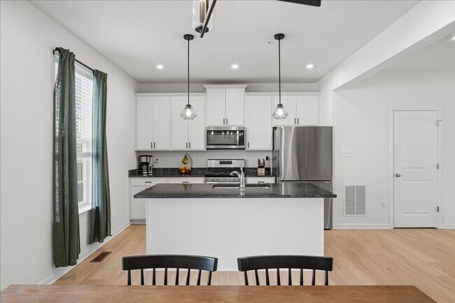 Building Photo - Beautifully UPDATE Townhome FOR LEASE