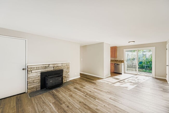Building Photo - Fully-Remodeled 3 Bed 1 Bath Mountlake Ter...