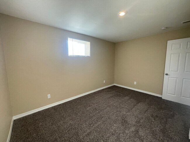 Building Photo - 2 Bed 1 Bath in East Denver Available NOW!