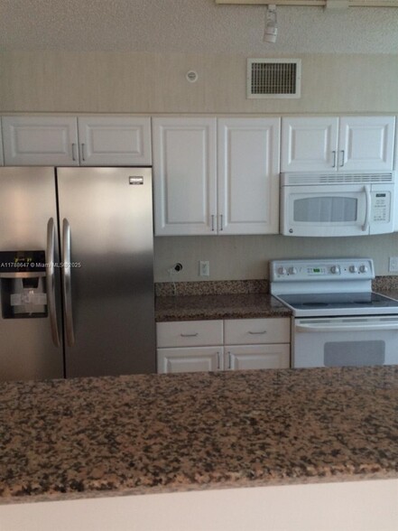Building Photo - 1155 Brickell Bay Dr