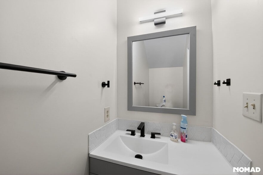 Building Photo - 533 Oak Run Dr