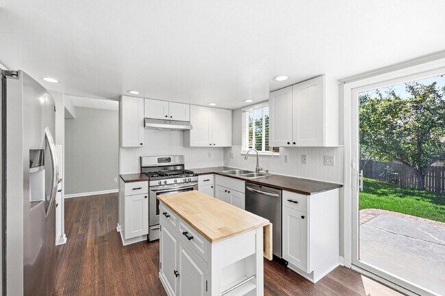 Building Photo - $2,595.95-4 Bed/ 3 Bath-Charming home in Colorado Springs with Central AC