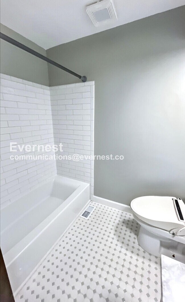 Building Photo - 3 Bed/2 Bath Home with Garage / Pet-Friend...