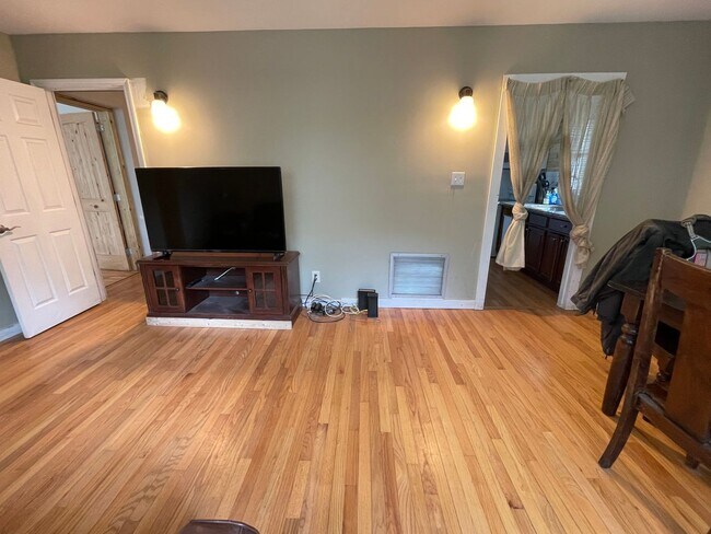Building Photo - Big and Beautiful House with attached 1br ...