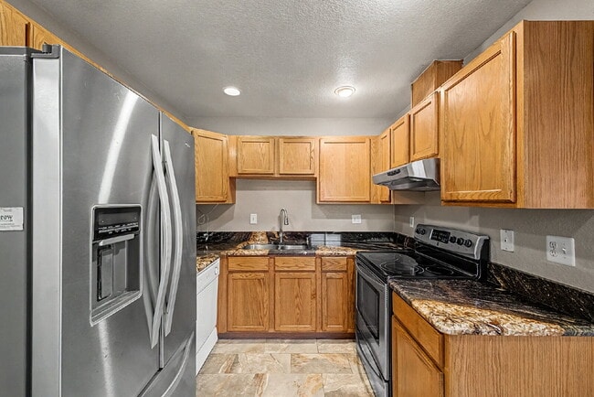Building Photo - "Charming 3-Bedroom Duplex in Englewood with 2 Full Baths - Your Ideal Home Awaits!"