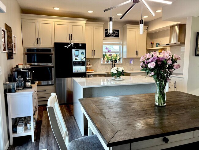 Building Photo - 4 Bed Lafayette Home with Master Retreat, Entertainers Kitchen, & Fenced-In Backyard!