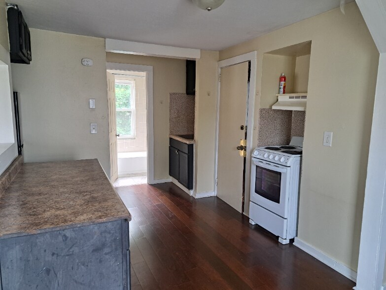 Building Photo - 96 Calmar St