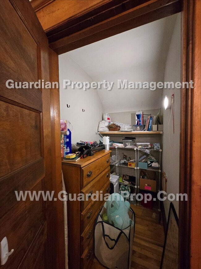Building Photo - House Available Sep 1st, Move in special for Sep move-in! Updated Kitchen & Baths, Large Fenced Y...
