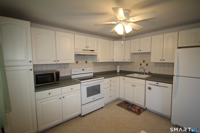 Building Photo - 7 Padanaram Rd