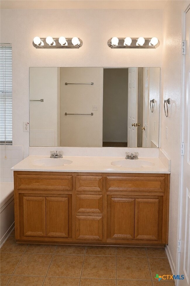 Building Photo - 5802 Venetian Ct