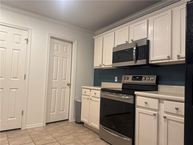 Building Photo - 1584 Willowbrook Dr