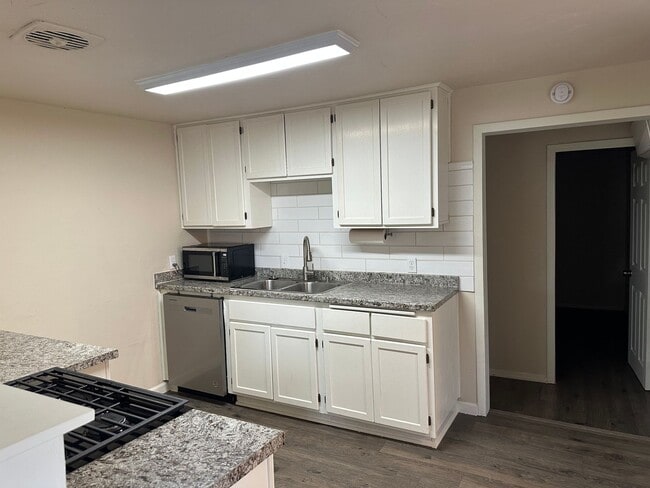 Building Photo - Charming 3 bed 1 bath house in a great a n...