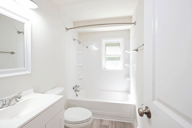 Building Photo - Student & Dog-Friendly Apartment Near UVA & Downtown