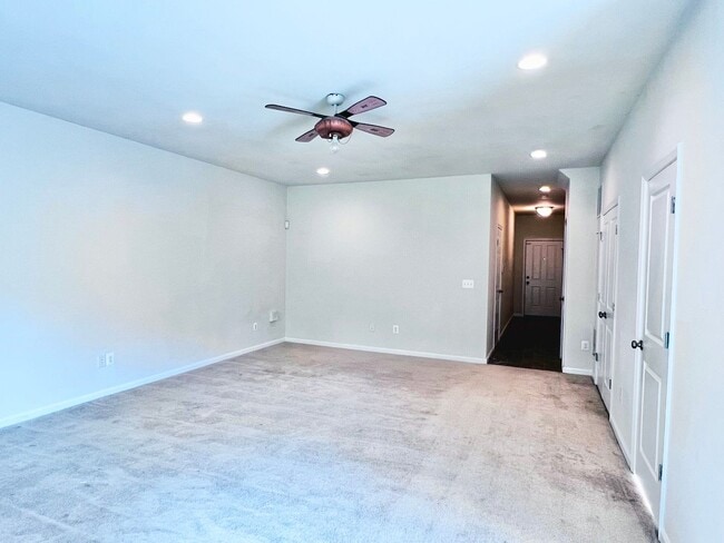 Building Photo - STAFFORD - 3 BEDROOM TOWNHOUSE - WOODSTREAM