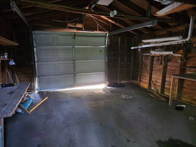 Building Photo - 3-Bedroom, 1-Bathroom Home with Basement & Garage – $1,375/Month | Accepting Section 8