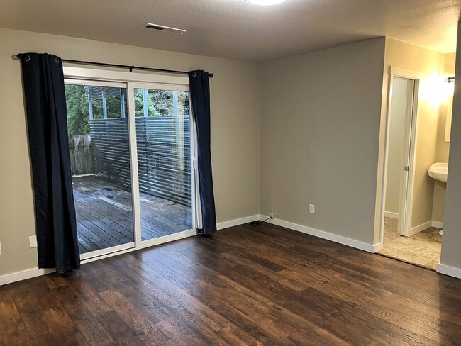 Building Photo - Newley updated 3-bedroom home features fen...