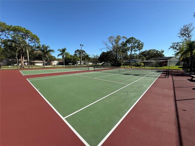 Building Photo - 525 Lakeview Dr