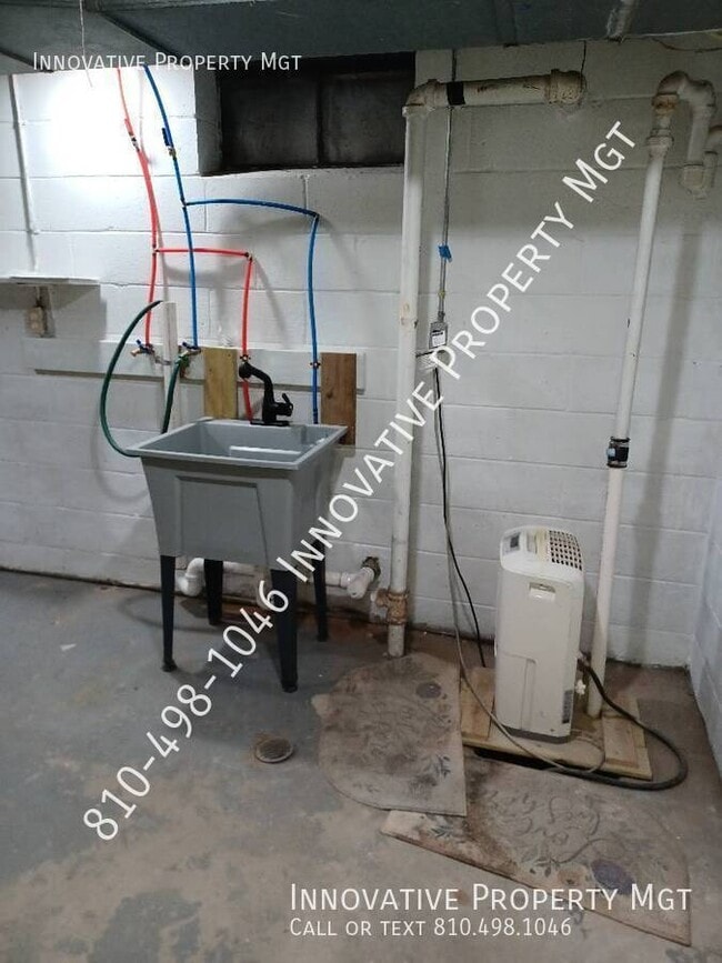 Building Photo - 3087 Hatherly Ave