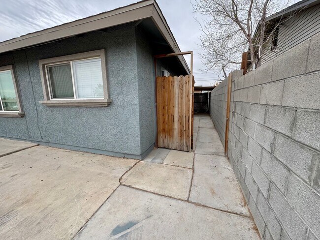 Building Photo - Renovated 1-bedroom attached studio with private entrace, ready for immedate move-in.