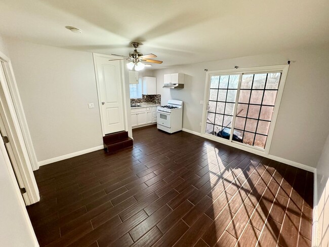 Building Photo - Beautifully updated 2 bedroom