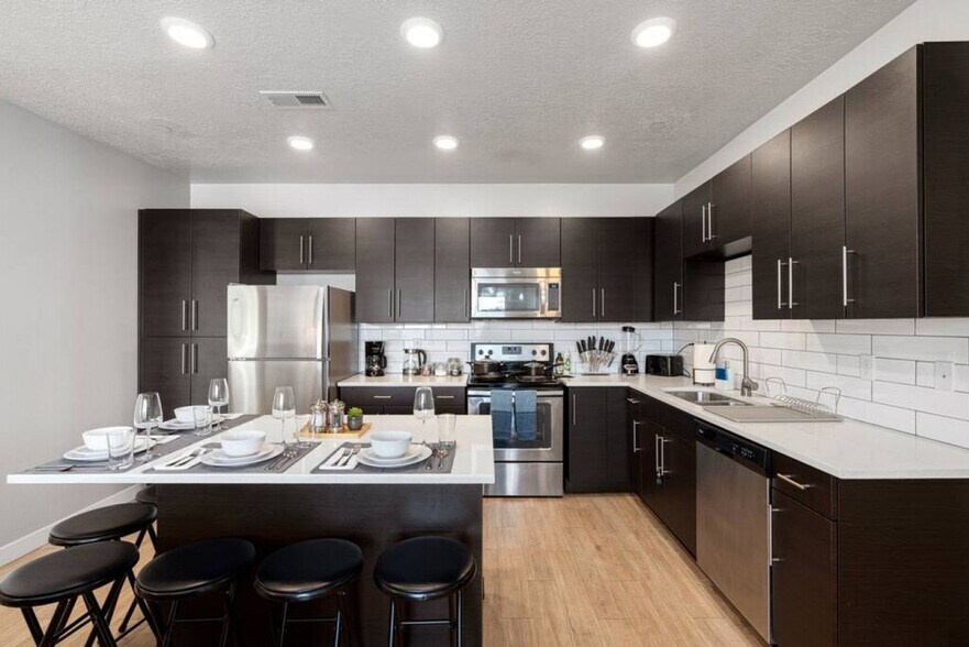 Building Photo - 489 E 400 S