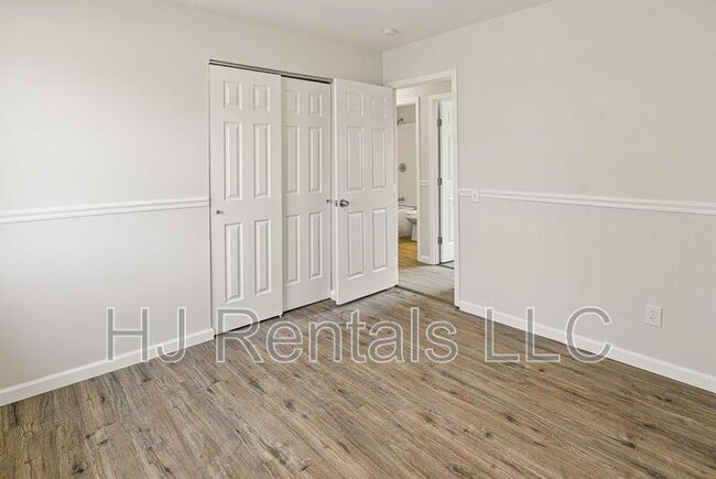 Building Photo - 650 Sherwood Dr