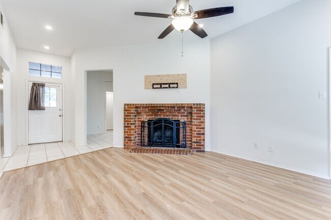 Building Photo - 215 Meadowbrook Ln