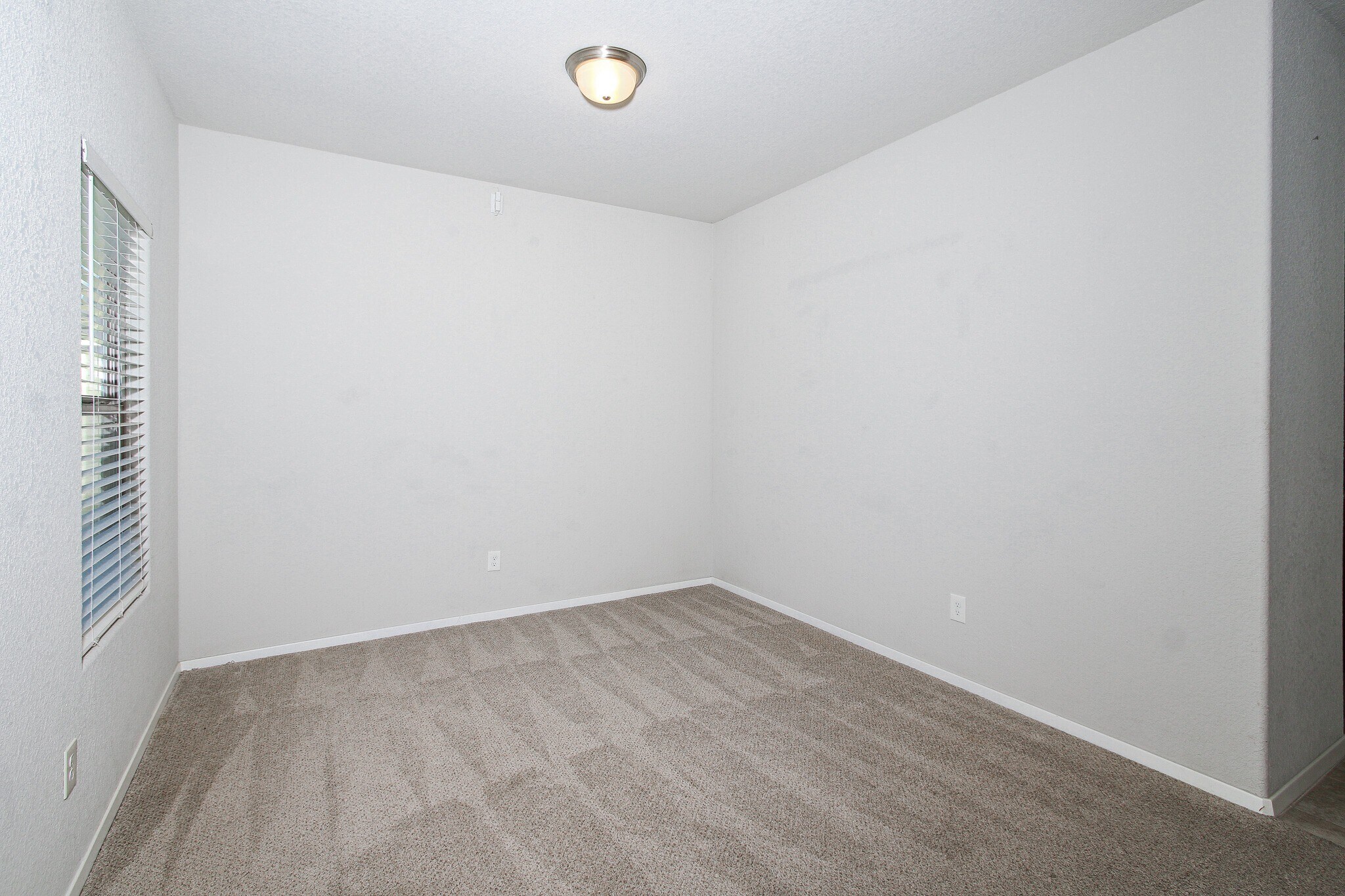 Building Photo - 2711 Wyandotte Ave