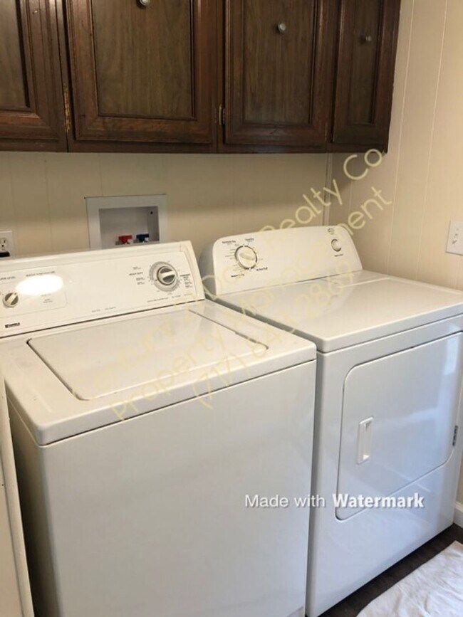 Building Photo - 2 Bedroom Home in Central School with a La...