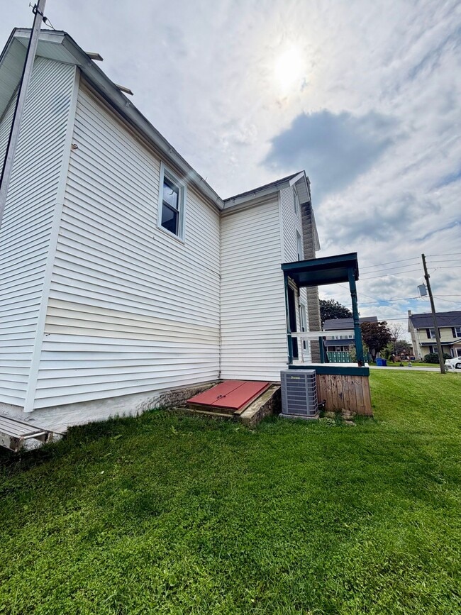 Building Photo - 37 N Kinzer Rd