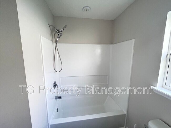 Building Photo - 102 Bluejack Ln