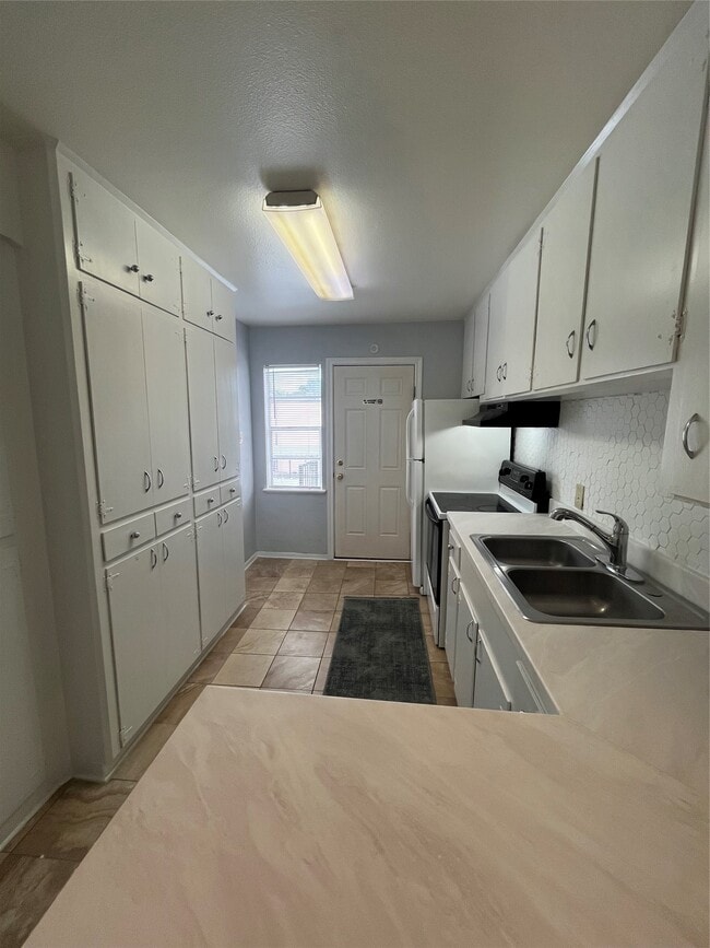 Building Photo - 11609 Chimney Rock Rd