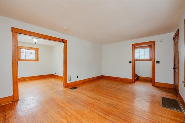 Building Photo - 81 Van Bergh Ave