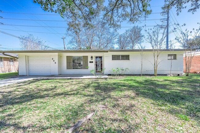 Building Photo - 206 Crestview Dr