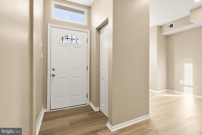 Building Photo - 1033 5th St NE