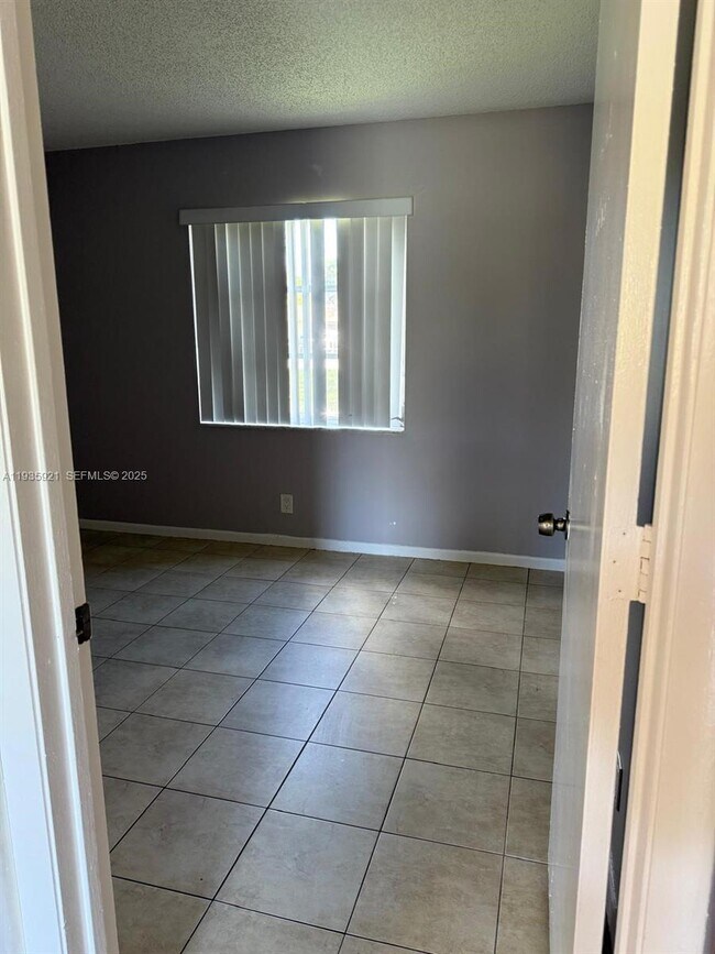 Building Photo - 402 Lakeside Dr