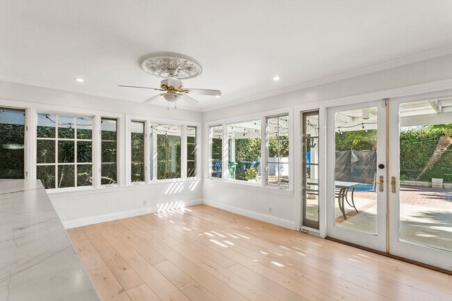 Building Photo - Remodeled Huntington Home!