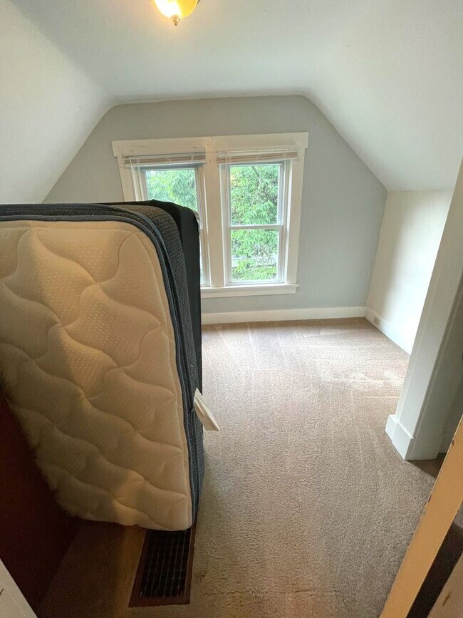 Building Photo - 117 E Davis Ave