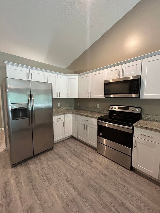 Building Photo - Spacious 4 Bedroom Duplex Near Village Pointe